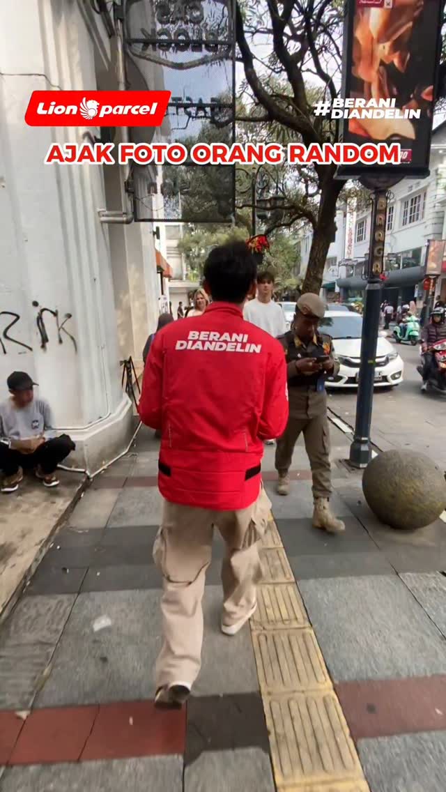 Mimin juga mau dong foto sama abang baju putih LionParcel BeraniDiandelin CeritaKurir random strangers