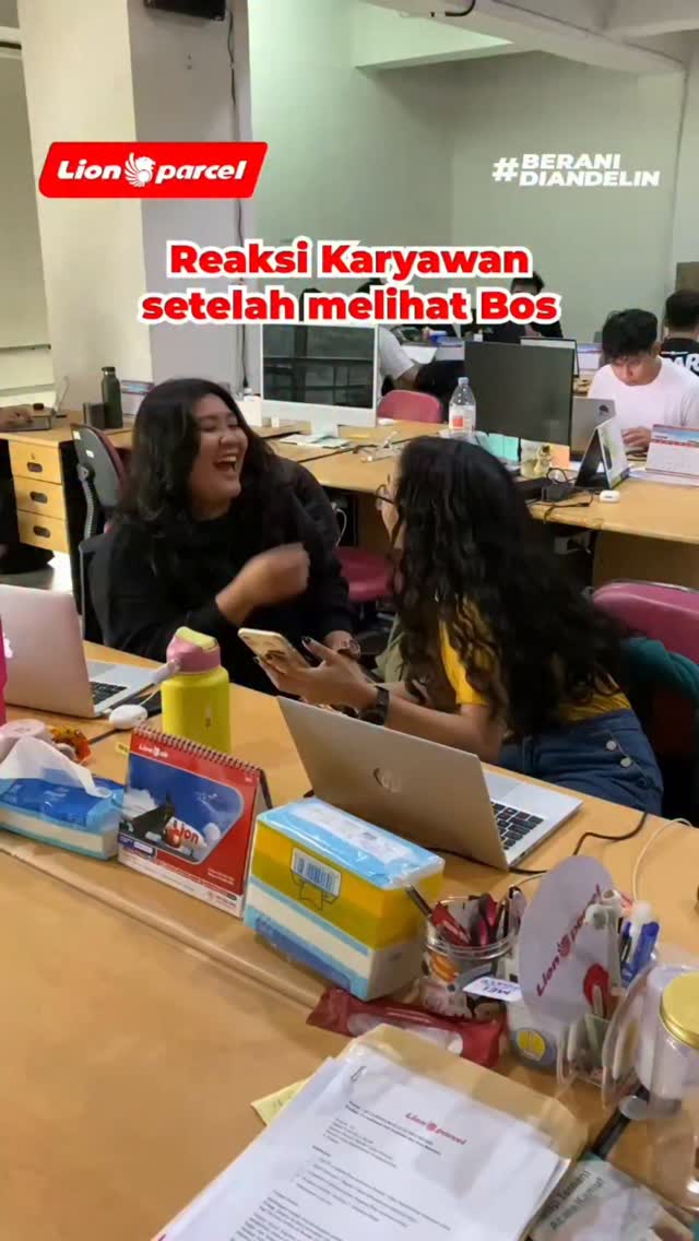 Padahal Bosnya mau join , Tapi yaaa gimanaaa, tiap liat Bos, bawaannya auto nunduk 