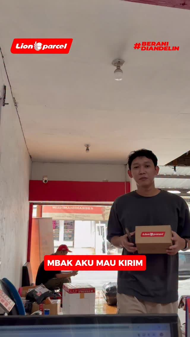 Kalo kata mimin yang salah abang baju item di belakang 