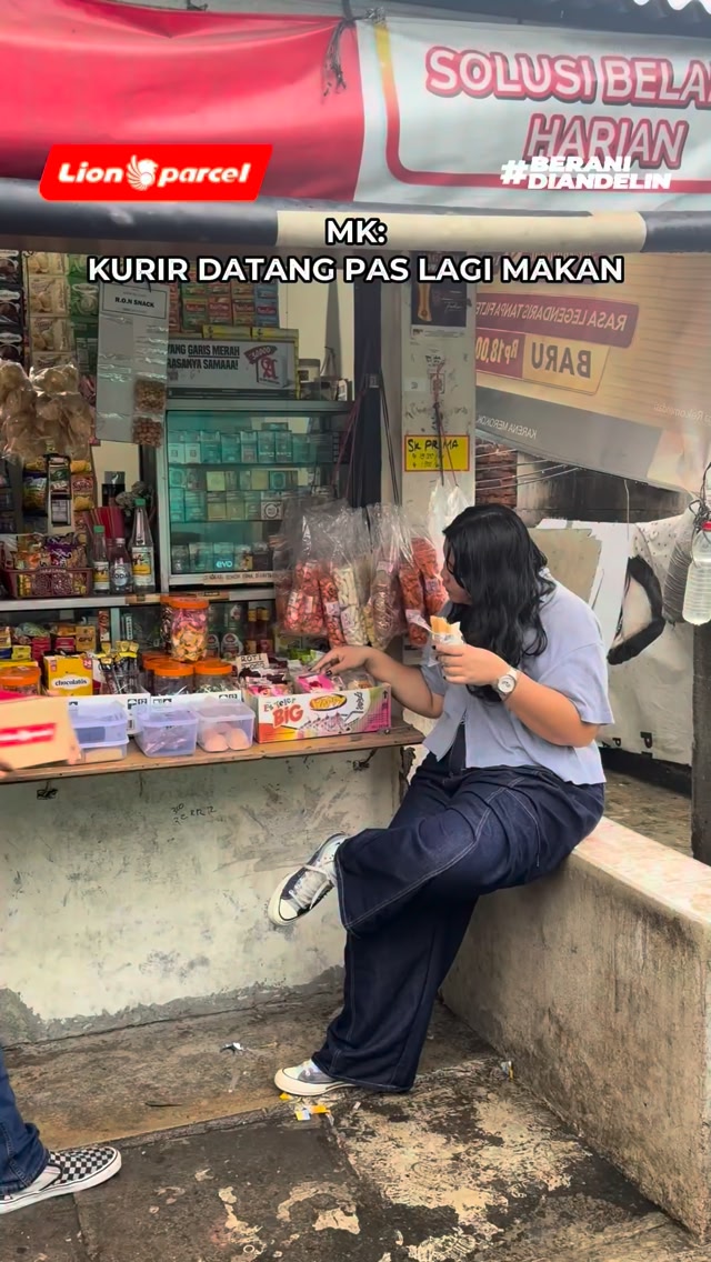 Lama banget Mba ngunyahnya , awkward total kalo kejadian kaya gini Kira kira apa yang harus dilakukan bang kurir ...