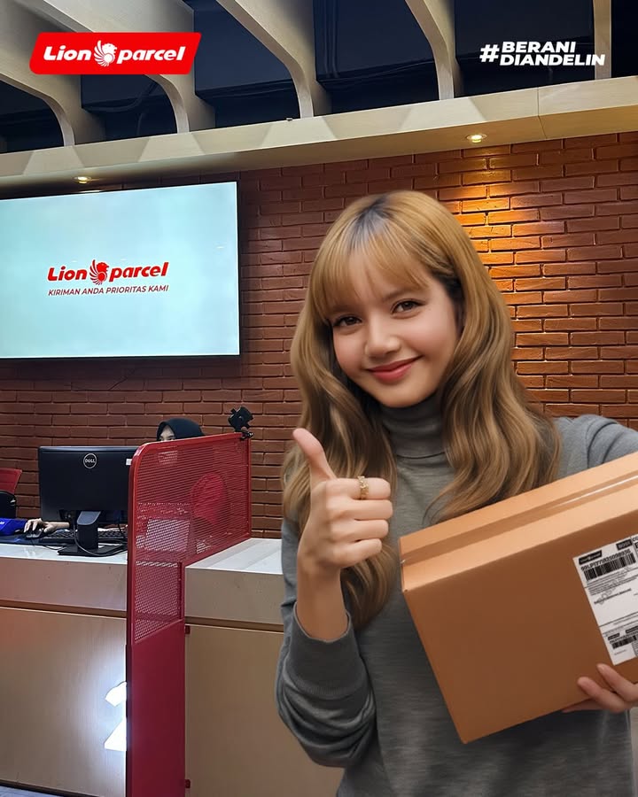 Neng Lisa sempet mampir ke Lion Parcel tadi, mau kirim kerupuk seblak ke Jeni katanya Makasih ya, Neng udah p...