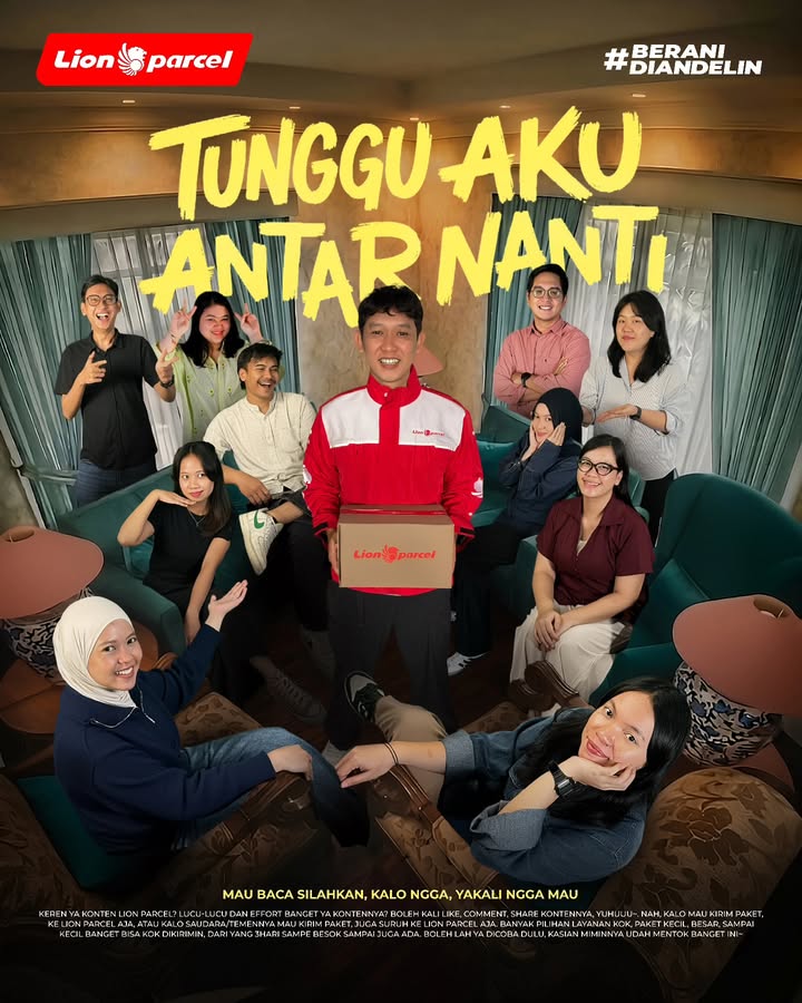 Tunggu ya, duduk yang manis, bang kurir antar paket kalian dengan gagah BeraniDiandelin 