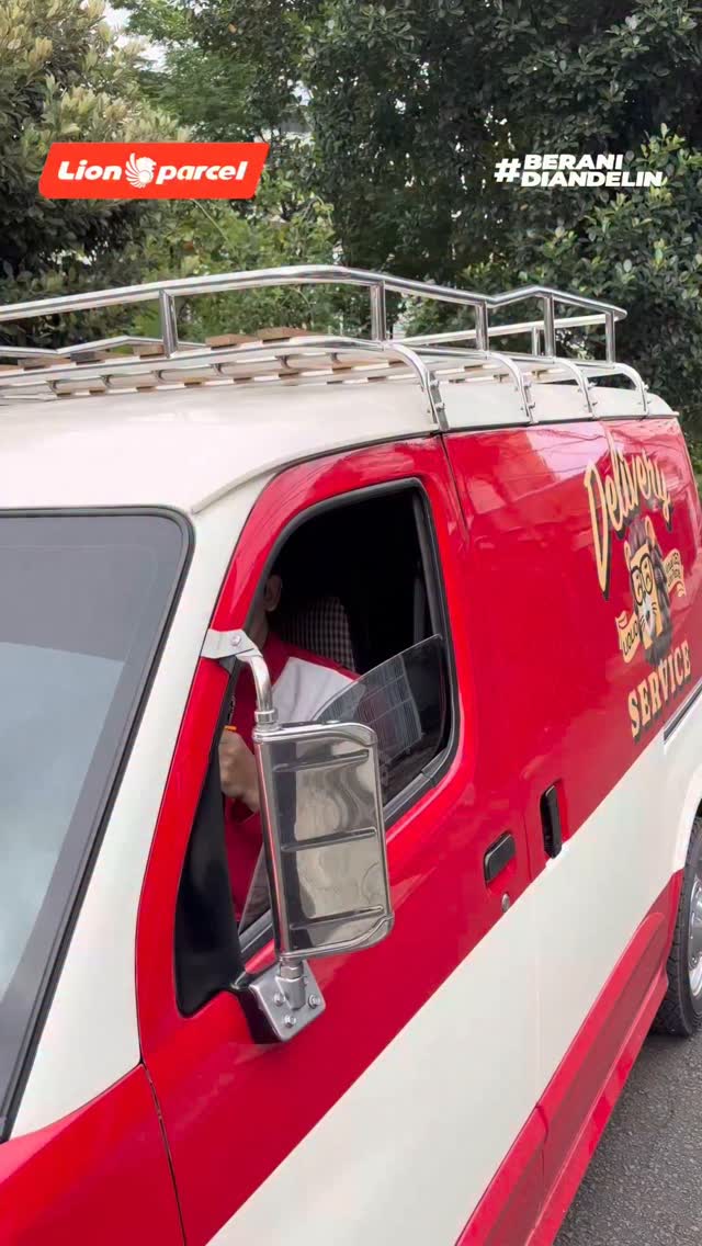 Kurir musikal kah Kalo kirim paket langsung aja yaaaa, call Lion Parcel LionParcel Beran...