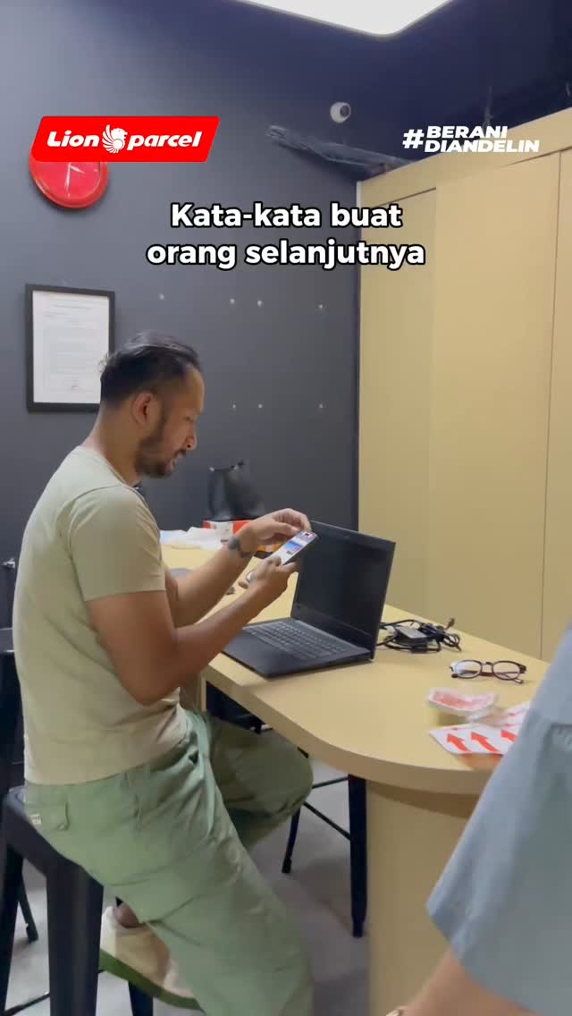 Coba tulis komen kalian buat orang di bawah kalian. Nah, yang baru mau komen, coba bales orang yang di atas kalian
