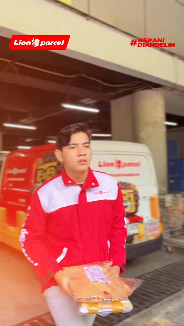 Dalam judul Kurir ku adalah yang mengantarkan paket ku Gitu ngga sih LionParcel BeraniDiandelin Cer...