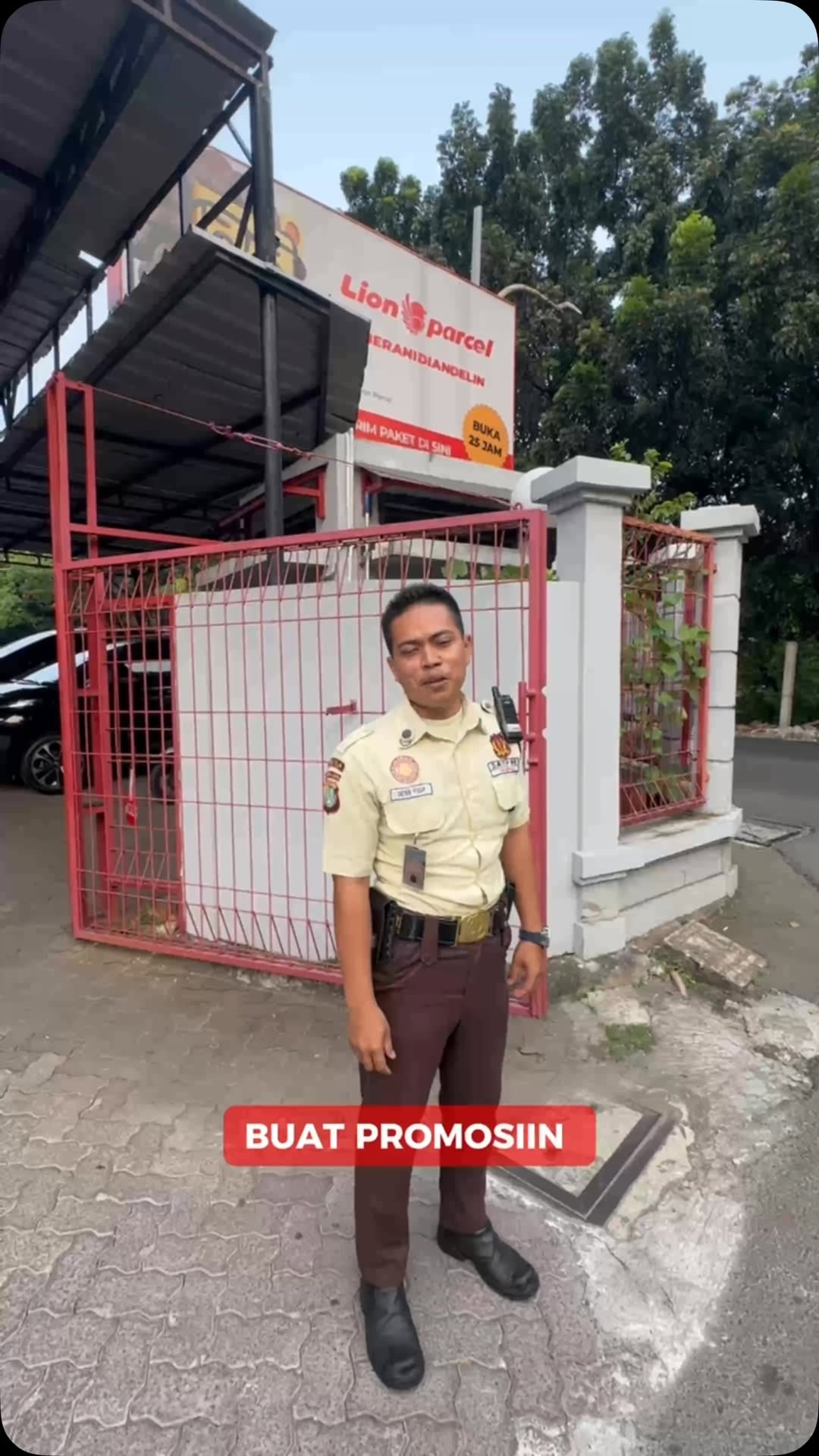 Apa mimin rekrut aja ya bapak keren iniii jadi tim sosmed Gimana menurut kelen LionParcel BeraniDiandelin...