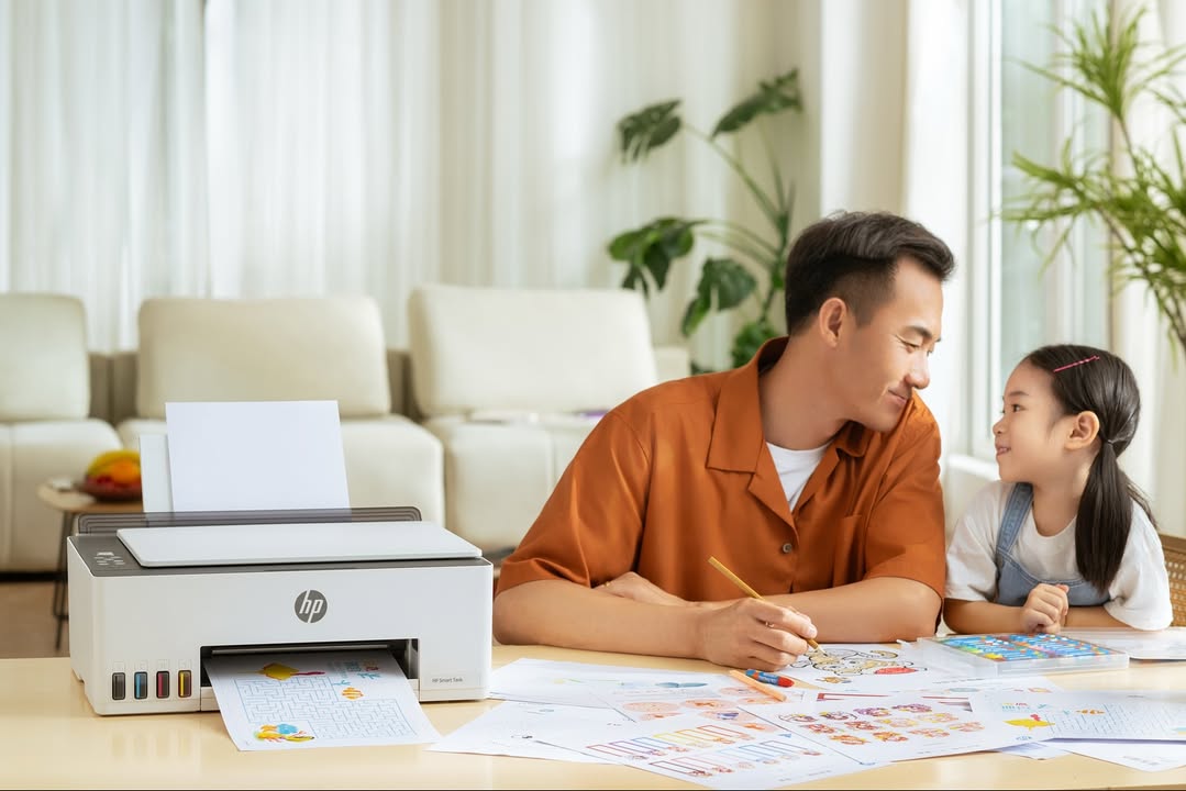 Dengan HP Smart Tank 580 waktu belajar bersama sikecil lebih menyenangkan