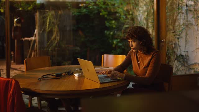 Perkenalkan HP OmniBook 7 AI PC Laptop cerdas yang telah lulus uji standar militer