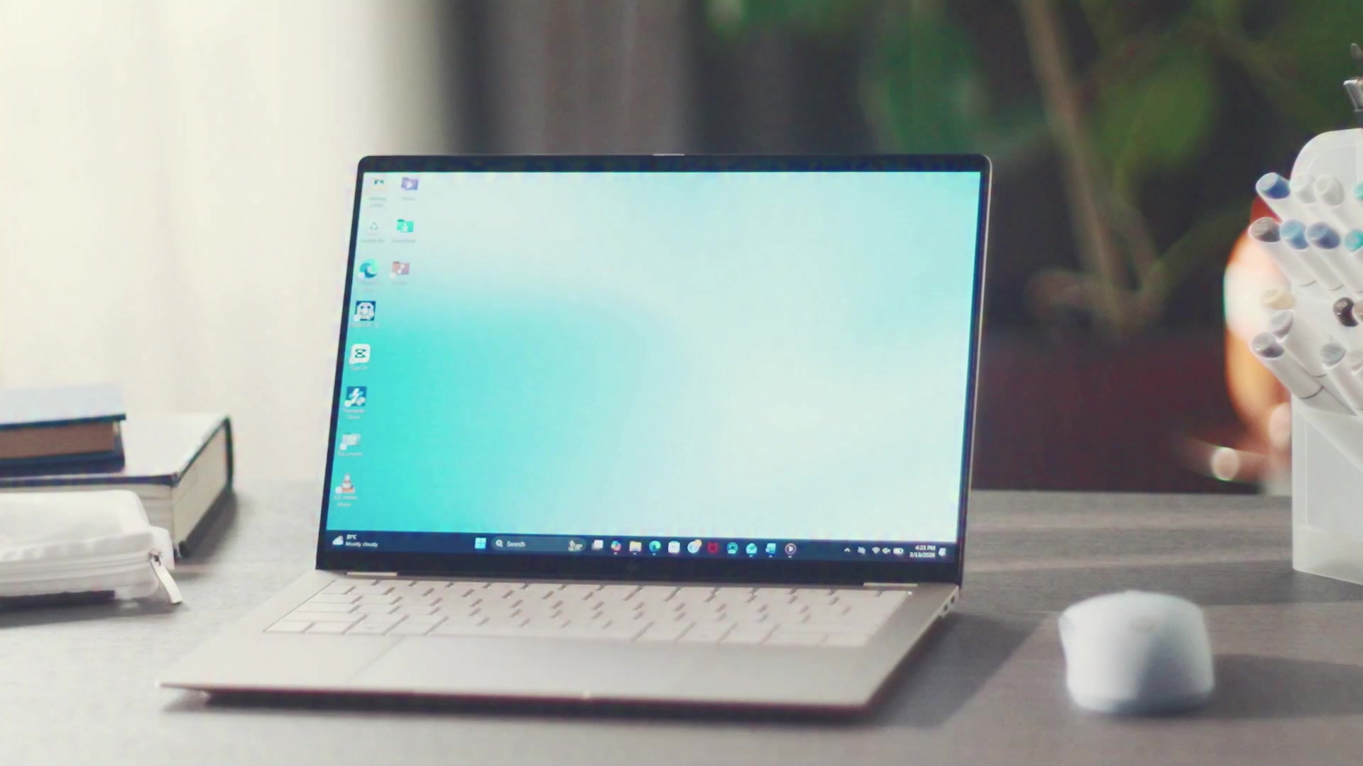 Why adjust your laptop when it can adjust itself HP OmniBook Ultra features Smart Sense, an intelligent technology that dy...