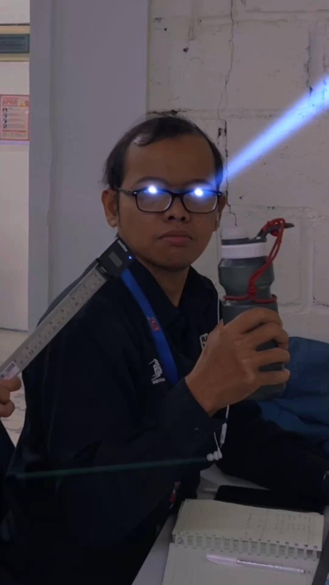 Gak afdol ke kantor atau tempat kerja tanpa bawa barang andalan Kalo mimin sih lanyard dan naik motor yang abis di servis d...