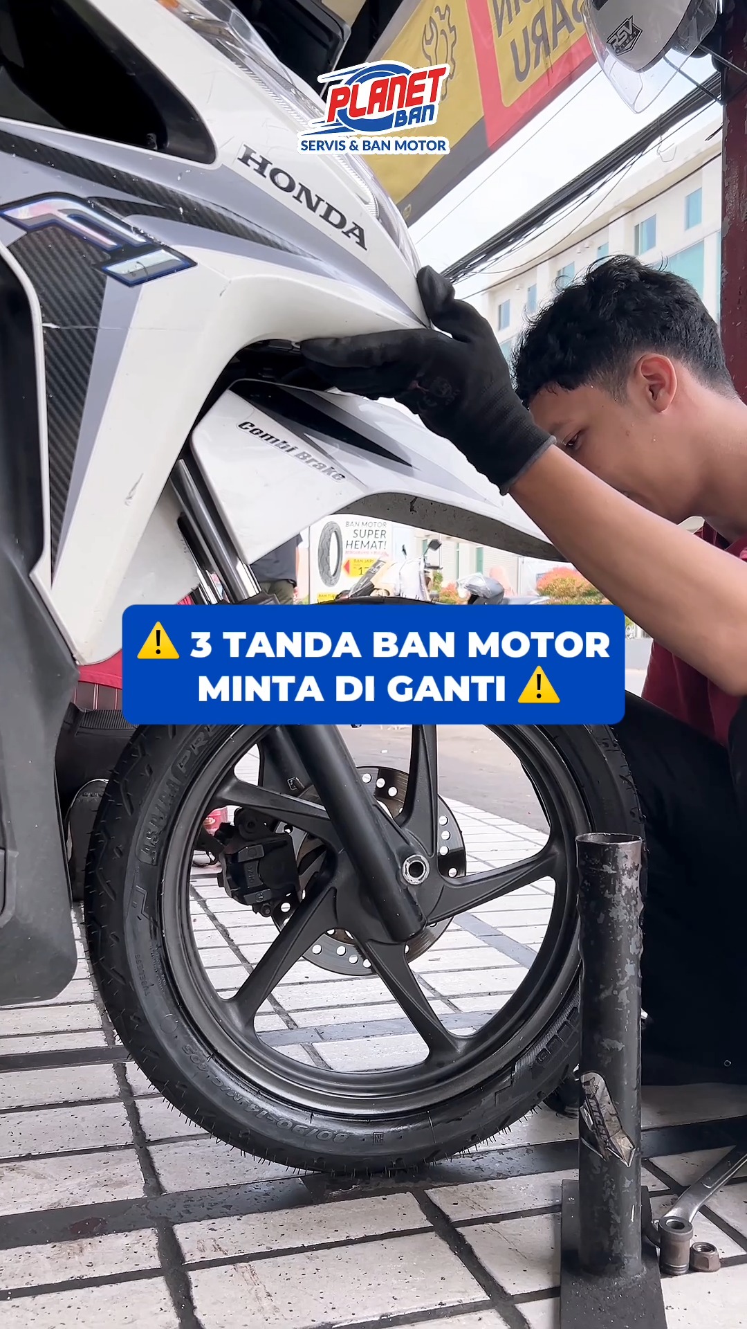 Udah mulai muncul tanda tanda ban rusak Jangan ditunda tunda, langsung ganti sekarang sebelum makin bahaya di jalan ...