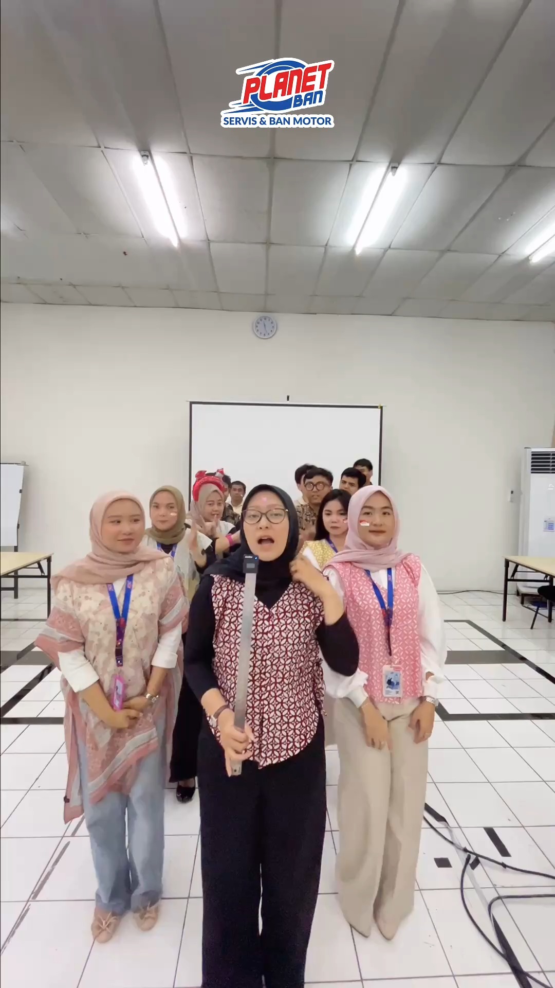 Gaspol Seru seruan sambut 17 Agustus Merdeka bukan cuma di jalan, tapi juga di kantor Planet Ban Kali ini, para karya...