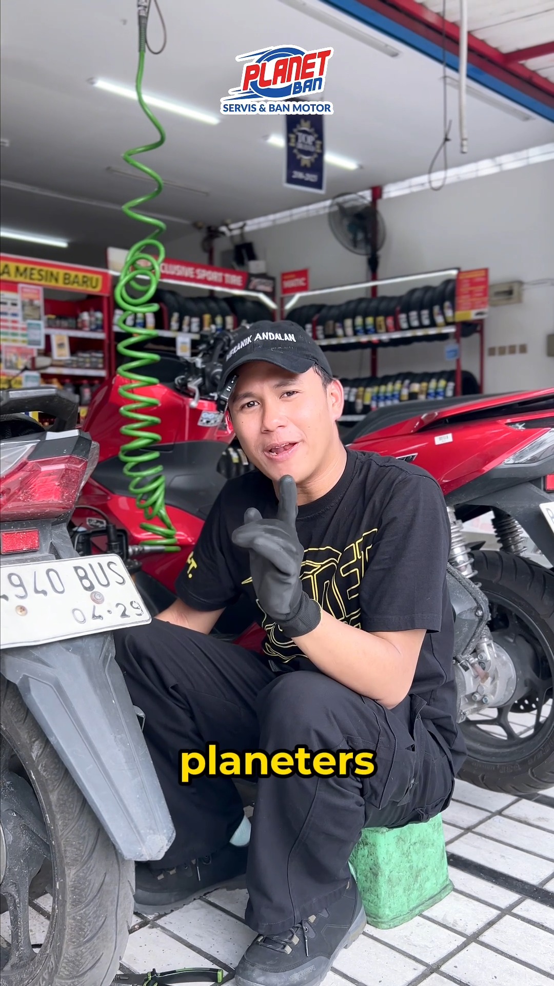 Servis motor itu bukan cuma ganti oli doang, lho Ban, oli, sampai sparepart juga wajib dicek karena sering banget aus...