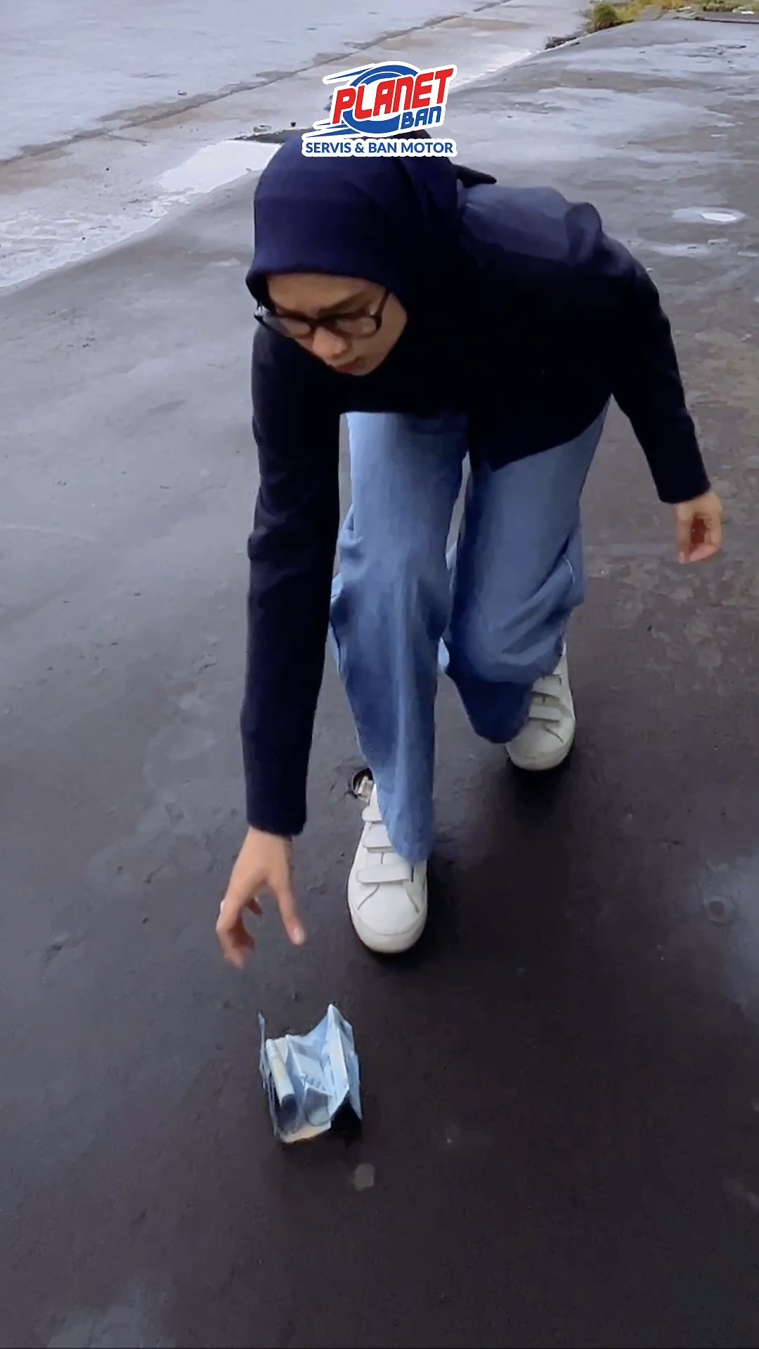 Kirain uangnya cuma properti buat konten Eh malah beneran nemu uang