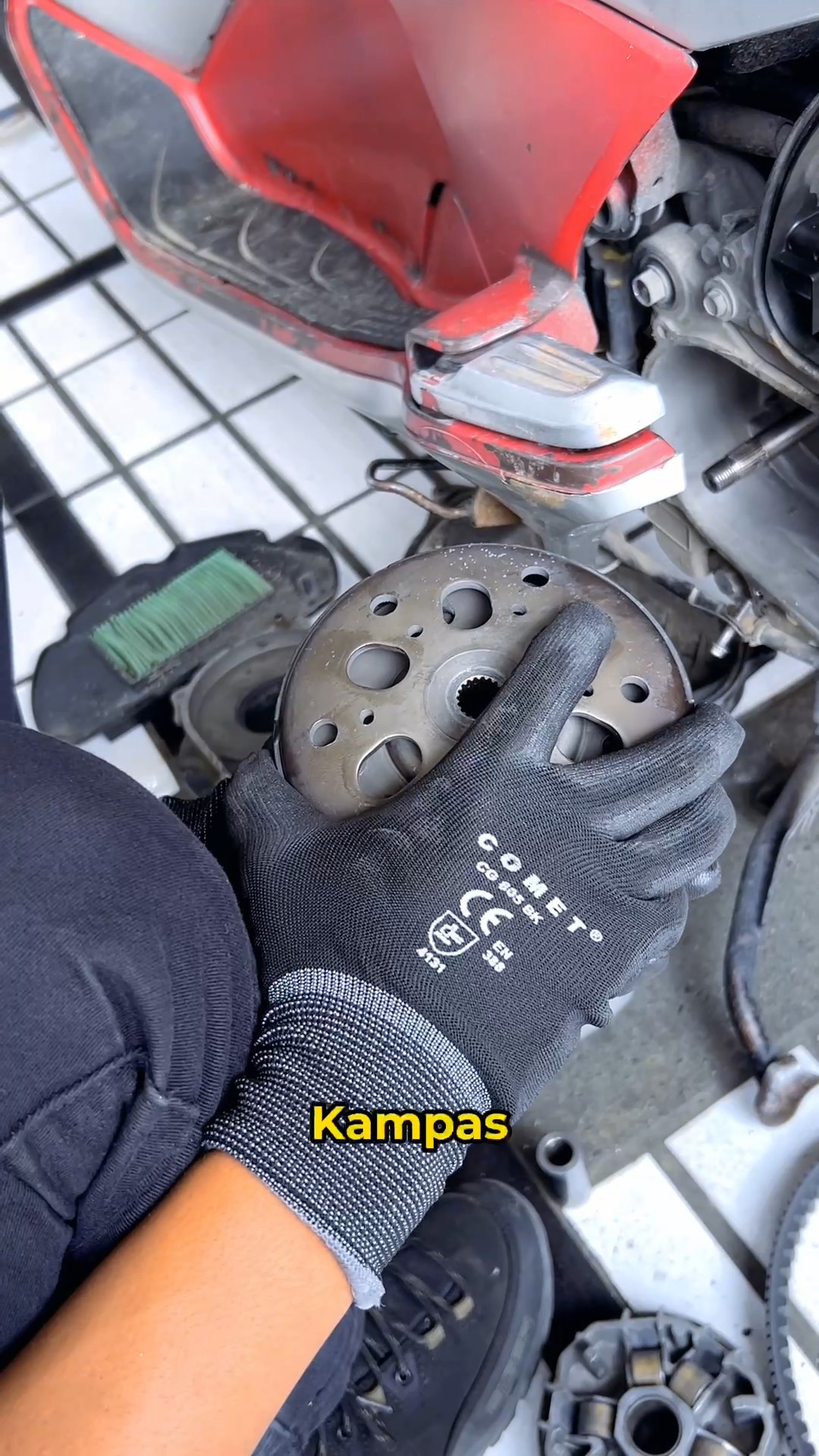Jangan anggap sepele kampas ganda motor kamu Kalau mulai terasa getar saat gas awal, tarikan jadi nggak halus, ata...