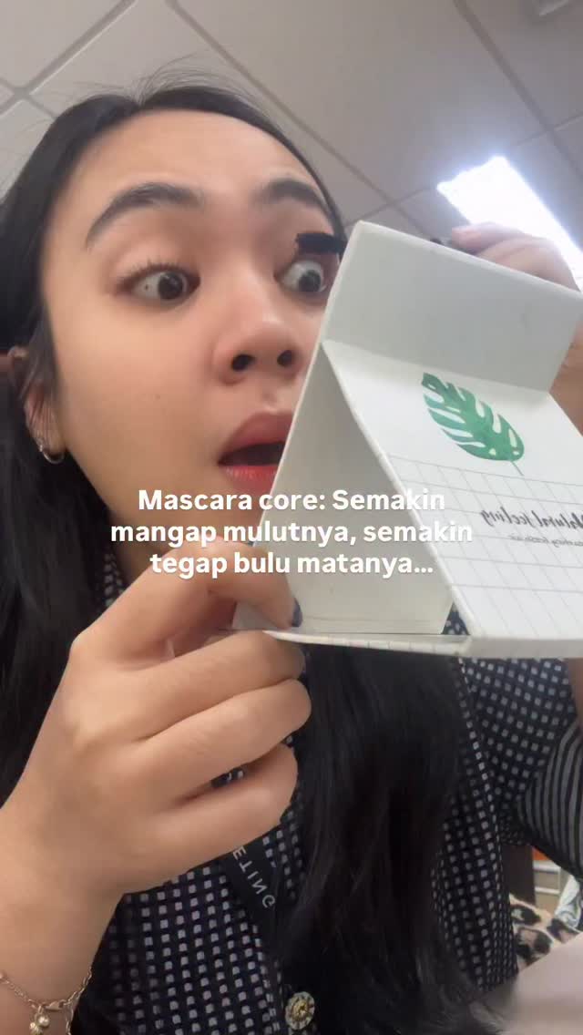 Masih jadi misteri, kenapa kalo pake mascara otomatis mulutnya mangap Apalagi ditambah mascaranya somethincofficial lagi...