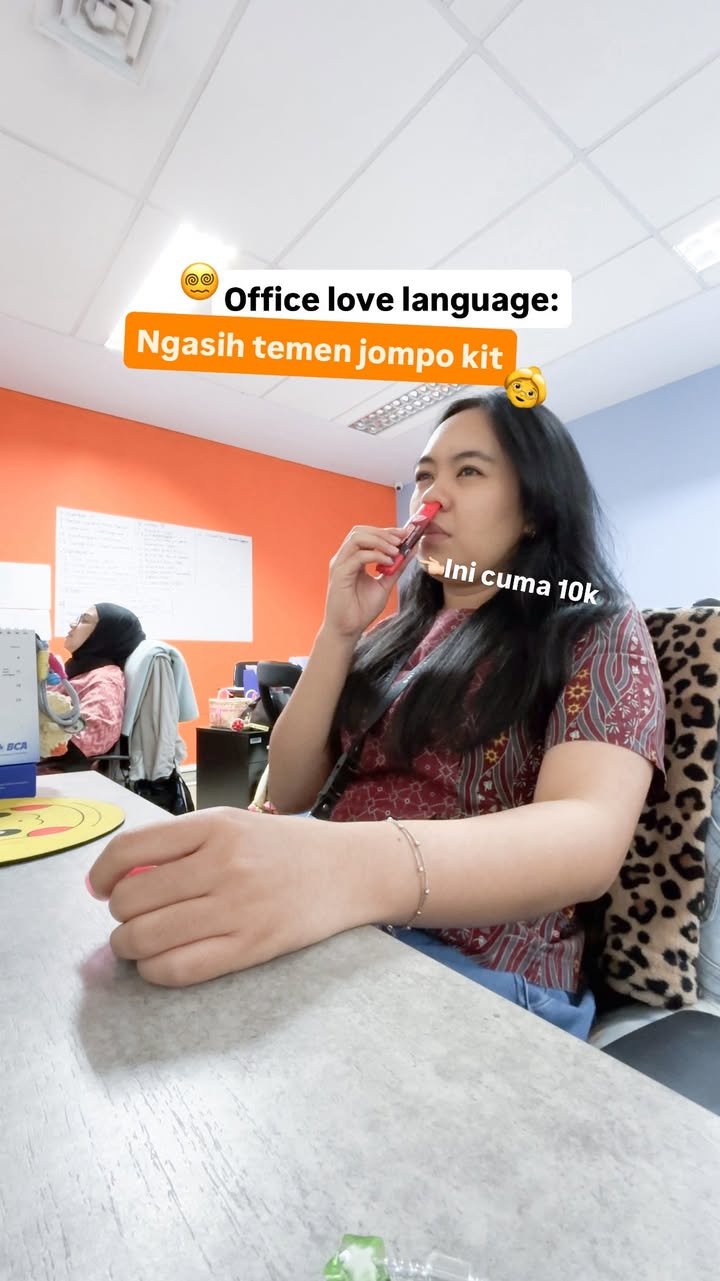 Office love language saling pinjem, saling bagi, dan saling ngasih jompo kit Tebus murah jompo kit, tisu dan odol ...