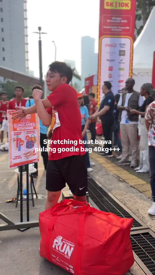 Siapa juga yang bakal kuat, abis lari, abis main games lompat lompat di booth Dan Dan, trus disuruh ngangkat goodie bag alf...