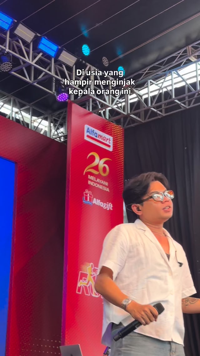 Di usia yang hampir menginjak kepala orang ini AyokeDanDan