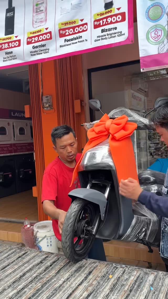 Yeaaay, hadiah sepeda listrik dari program belanja Dan Dan Hadiah Akhir Tahun sudah mendarat dengan selamat di rumah I...