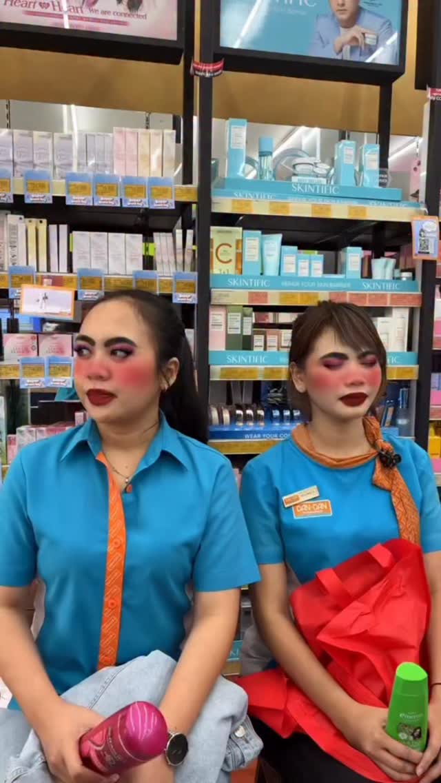 Nyanyian sinden pemanggil pelanggan, biar pada tau kalo lagi banyak promo di Dan Dan spesial akhir tahun AyokeDanD...