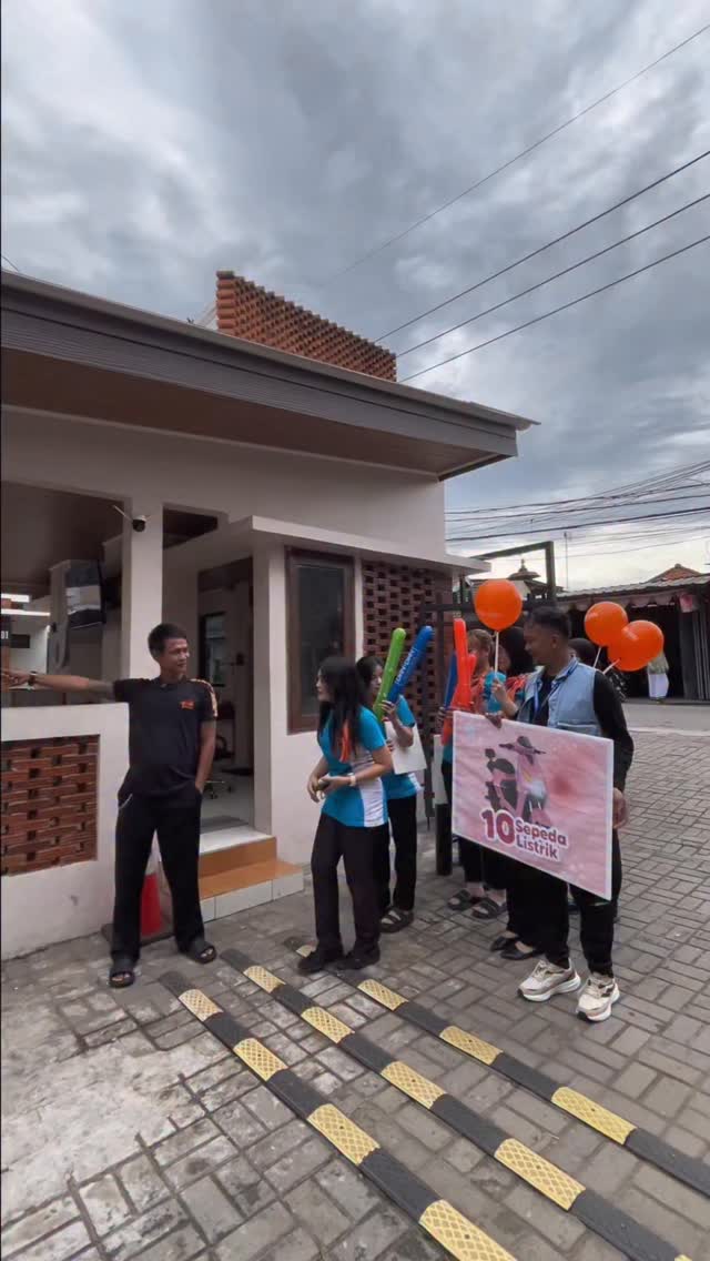 Tiap hari kerjaan karyawan Dan Dan nganterin hadiah sepeda listrik dari program belanja Dan Dan Kejutan Tahun Baru ...