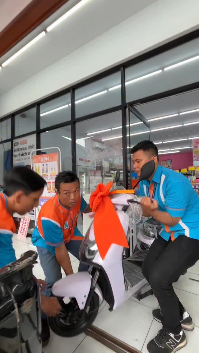 Seperti biasa, hari ini kita dari Dan Dan Benda Pamulang rame rame nganterin hadiah sepeda listrik dari program belanja Dan ...