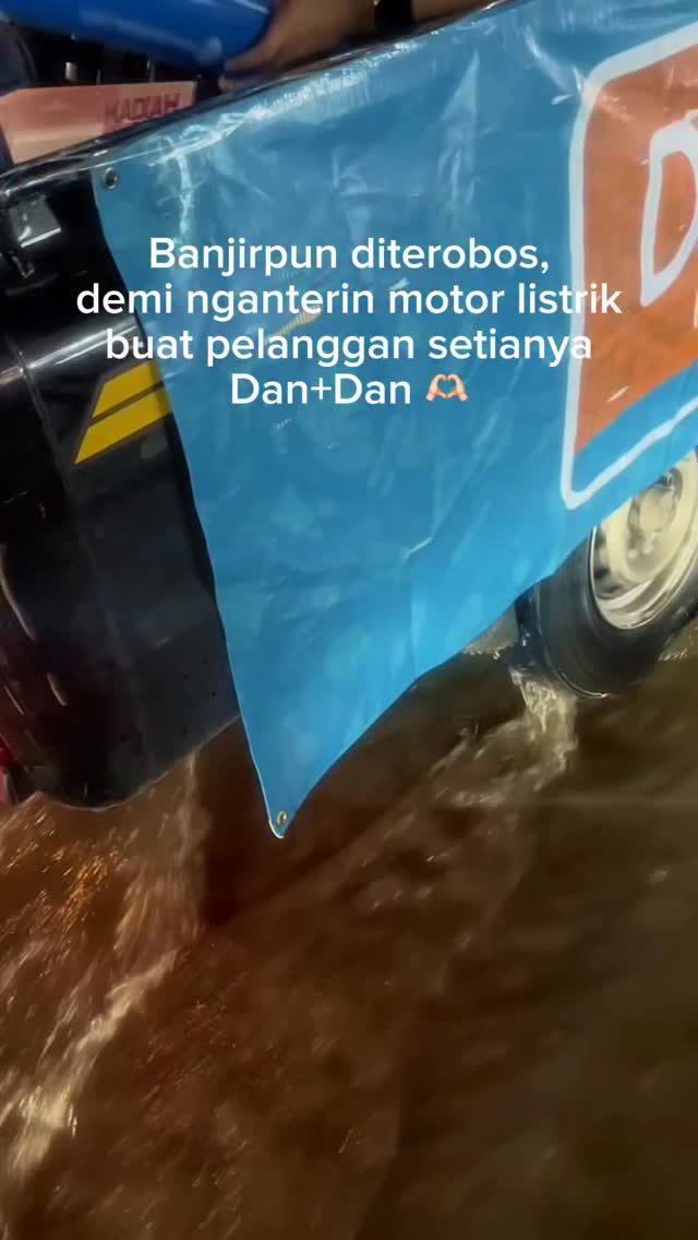 Banjirpun tidak menghalangi kita buat anterin hadiah utama MOTOR LISTRIK GRATIS dari program belanja Dan Dan Kejutan Tahu...