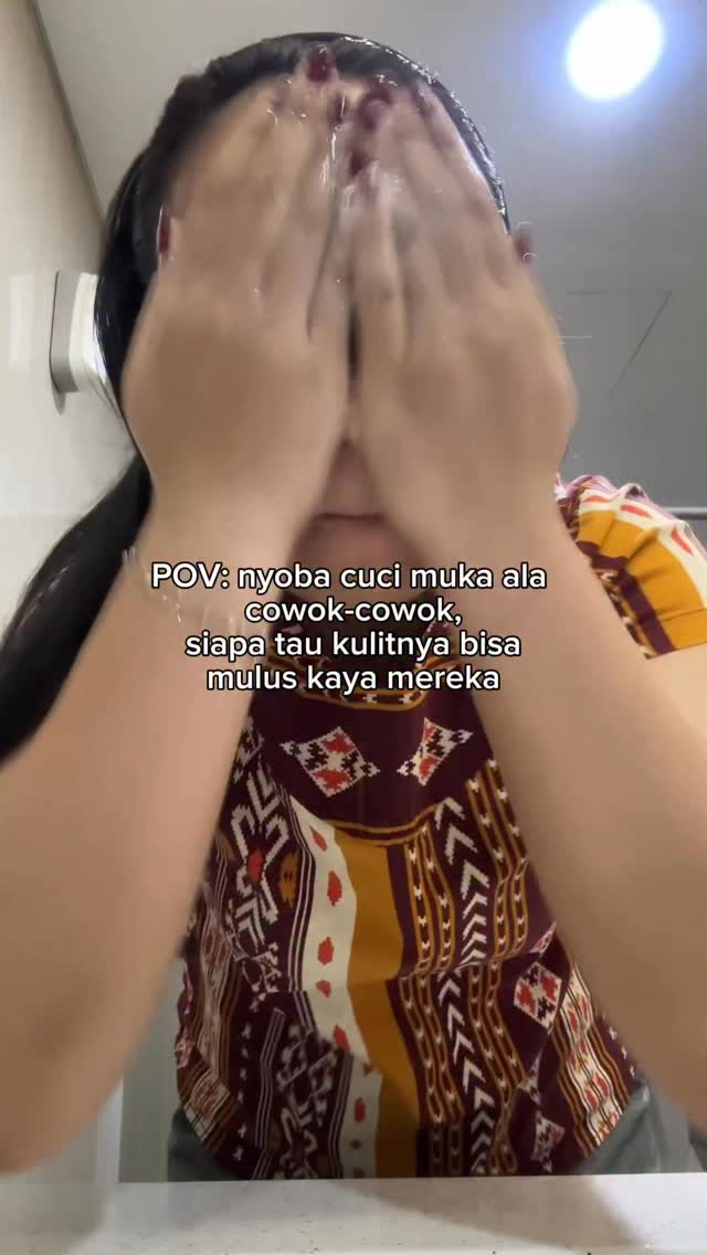 Nyoba cuci muka kenceng kenceng, siapa tau kulitnya jadi mulus juga kaya cowok cowok AyokeDanDan