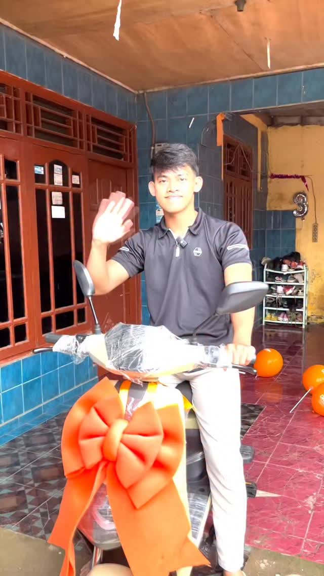 Crew toko Dan Dan Zamrud 2 rame rame anterin rejeki SEPEDA LISTRIK GRATIS ke rumah Kak Rama Semoga motor listriknya...