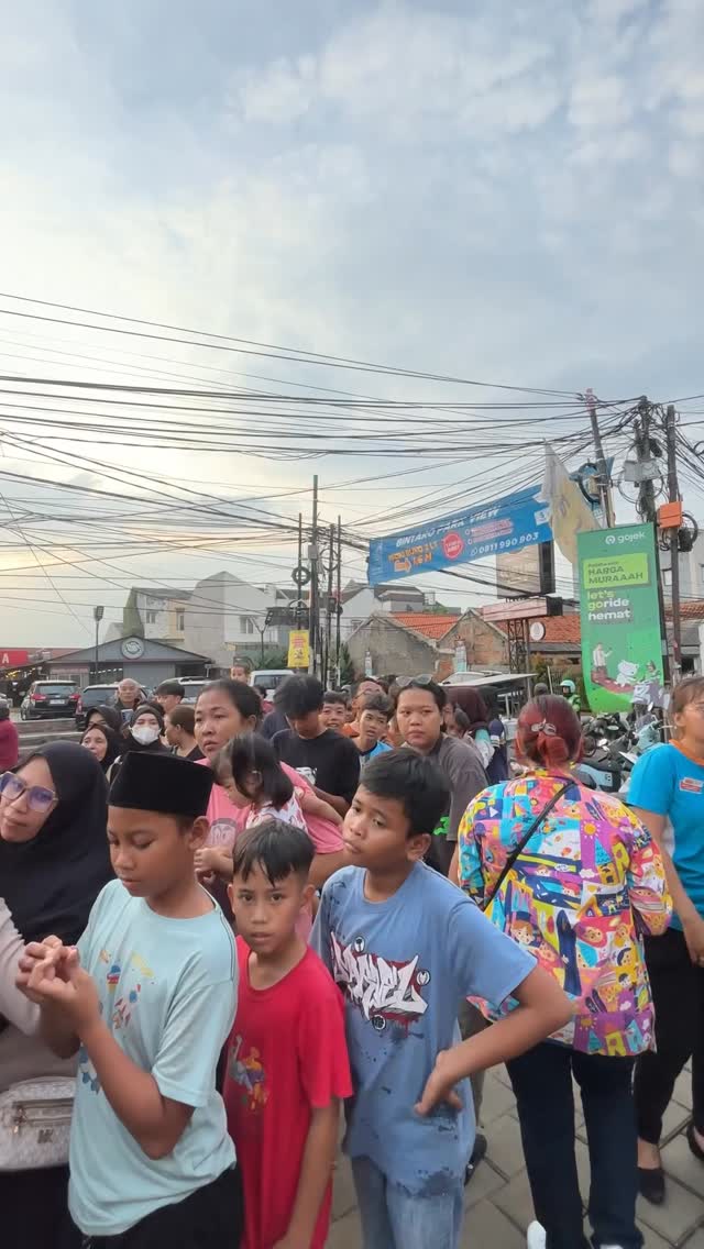 Bagi bagi takjil gratis di Dan Dan WR Supratman bareng Scarlett hari Sabtu kemarin Yang belum kebagian, tenang, bak...