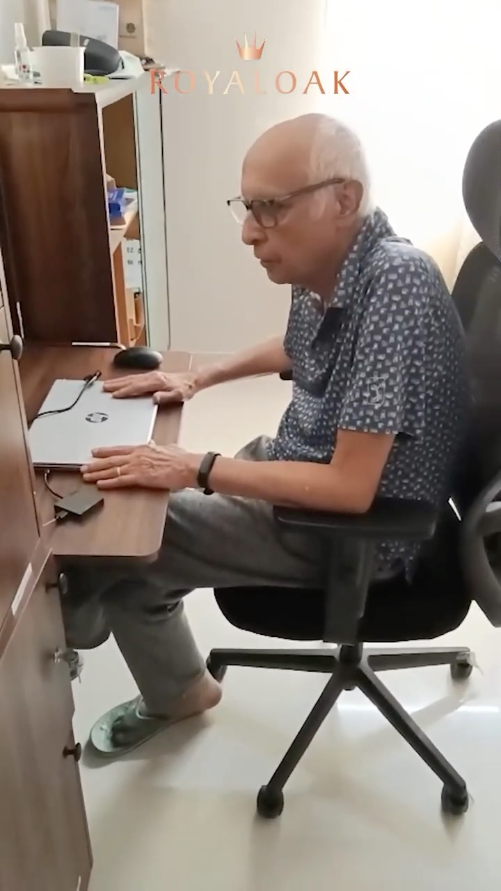 Our customer recently welcomed the Royaloak Chocolate Study Desk with Writing Pad into their home They loved its compact, s...