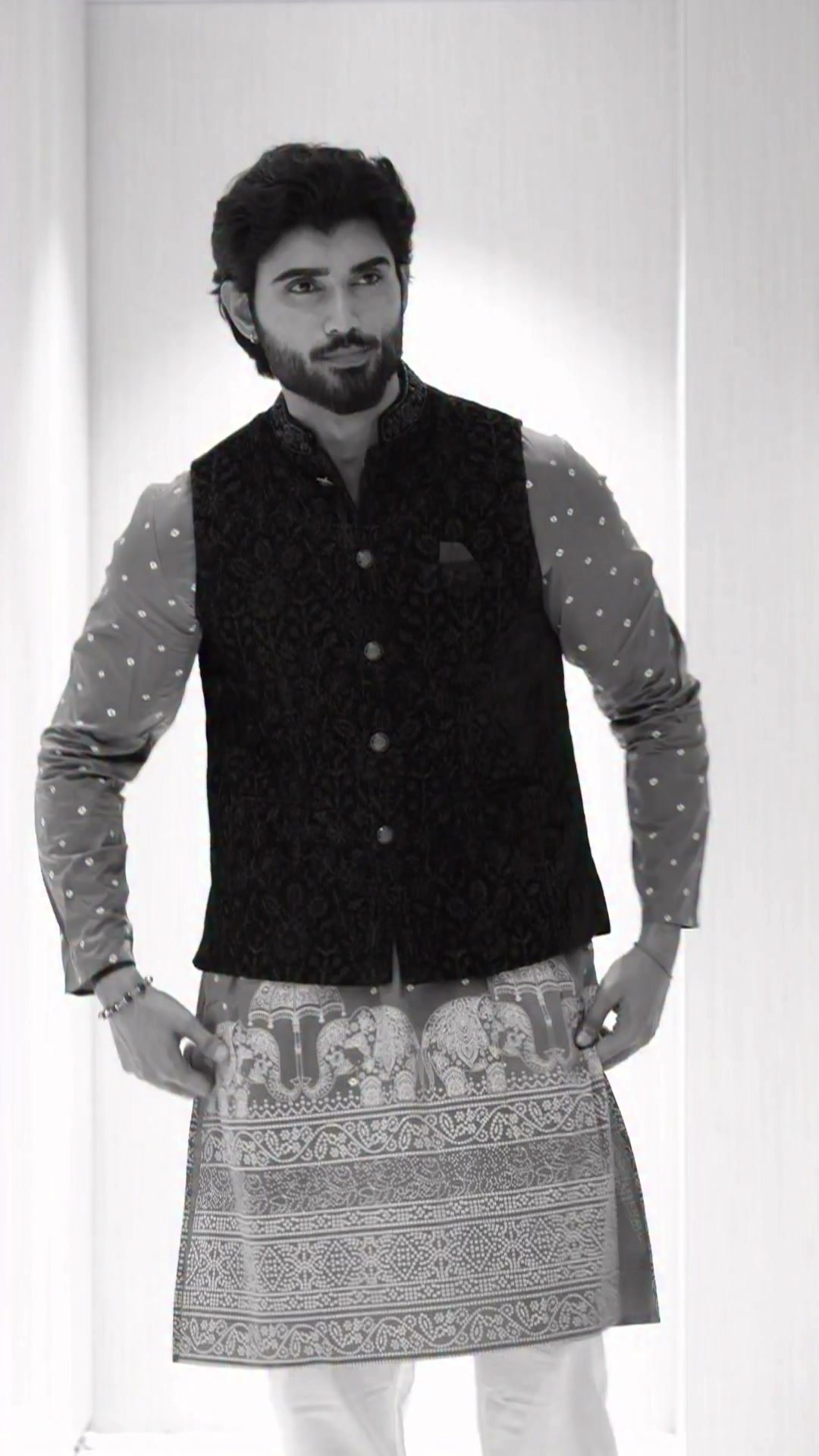 This Dasara, make every look count with Shoppers Stop From statement outfits to the finishing details, discover versatil...