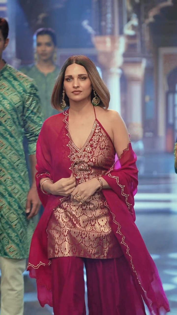 Watch Himanshi Khurana take on the FestiveStyleCheck rapid fire challenge and spill all her style secrets at the Shoppers S...