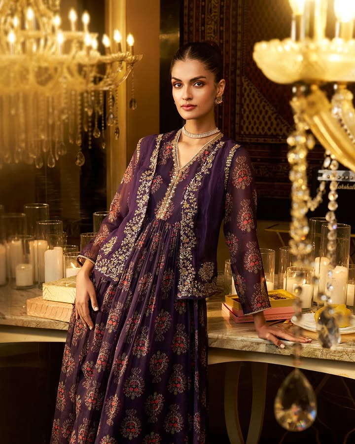 For elegant receptions and long photo sessions, this outfit brings ...