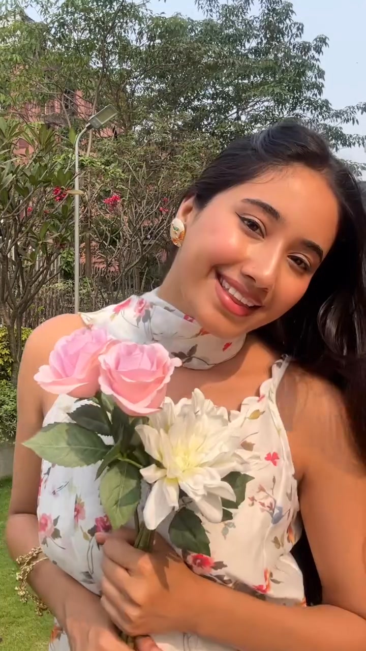 Sun kissed days, breezy drapes silhouettes that feel like me This one from Aurelia womenswear just understood...