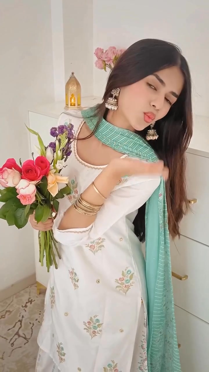 Serving soft florals summer Because trends Zaroori hai