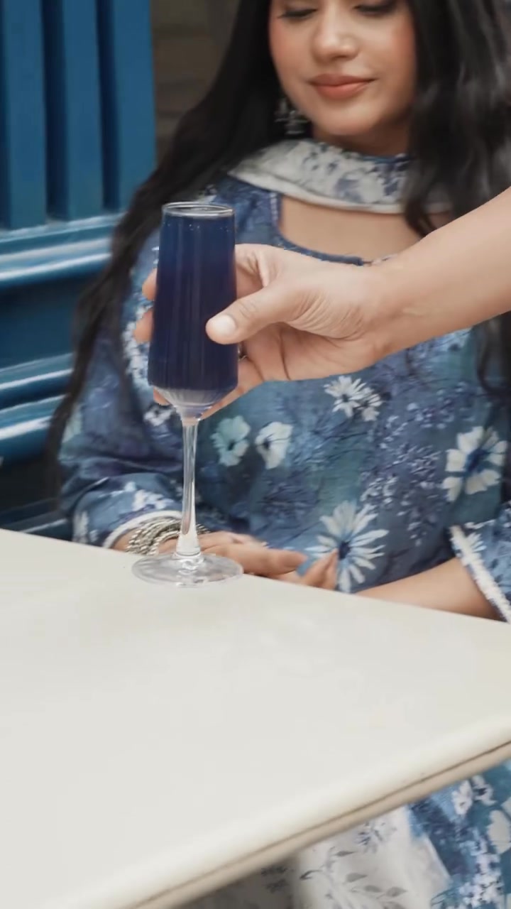 POV my camera takes the color walk very seriously From two frames to a full blown mood, two outfits, one colour s...