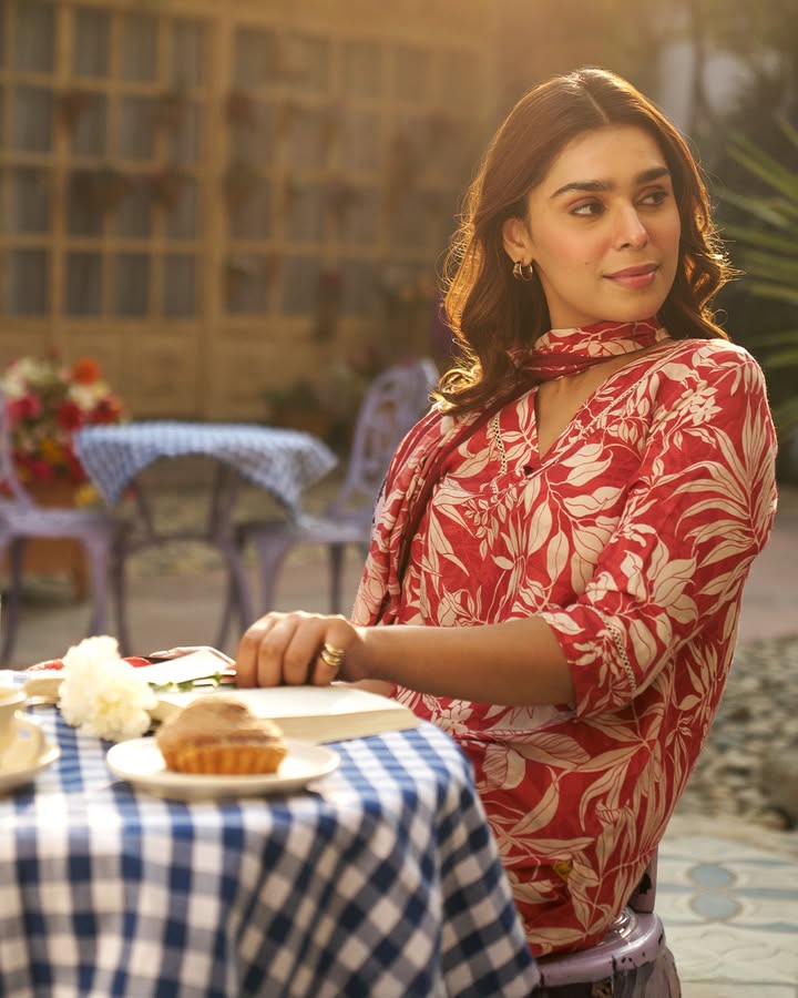 Serving casual charm that s HameshaTrending ...