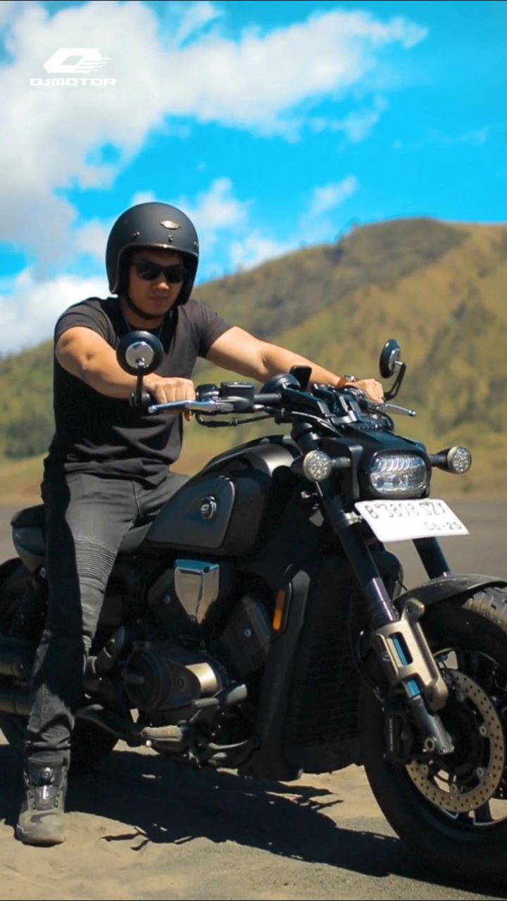 Mesin 600cc V twin SRV 600 V kasih torsi yang dalem banget dari RPM rendah, cocok buat lo yang suka sensasi cruise with musc...