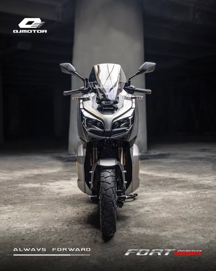 Dilihat dari depan, kelihatan jelas karakter FORT 250 ADVENTURE CBS