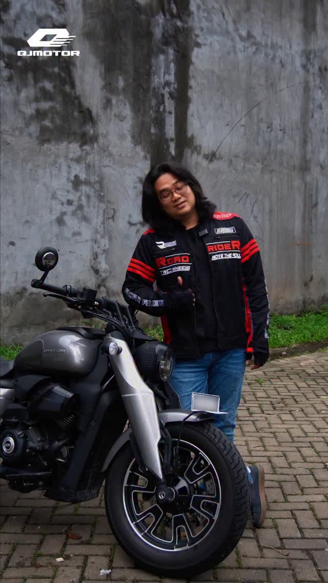 SRV 250 LIBERO bikin riding lebih simpel. Tangan kiri istirahat, gaya tetap maskulin berkat teknologi AMT