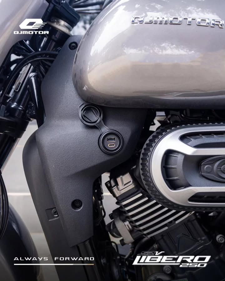 Motor boleh kelihatan sangar. Tapi tetep ngerti kebutuhan harian. Ngecas Aman. Jalan Gas terus