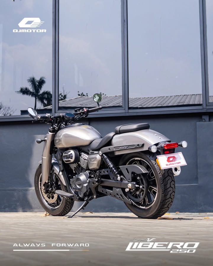 Dari belakang keliatan tenang. Tapi begitu dipake, motor ini tau kapan harus kerja