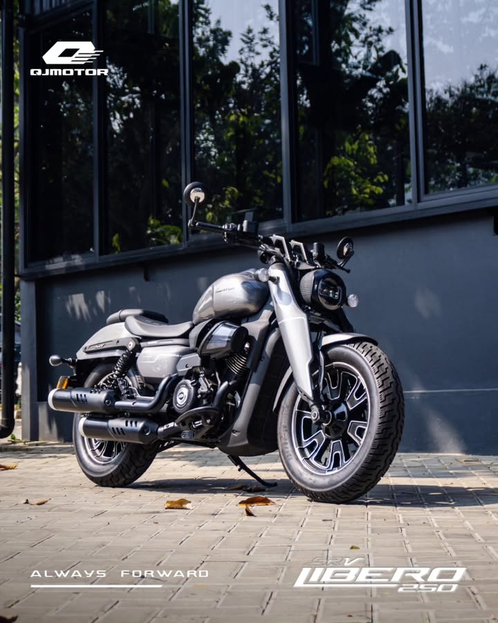 Posturnya tegap. Auranya tenang. SRV 250 LIBERO itu motor yang bikin lo keliatan yakin bahkan saat lagi diem