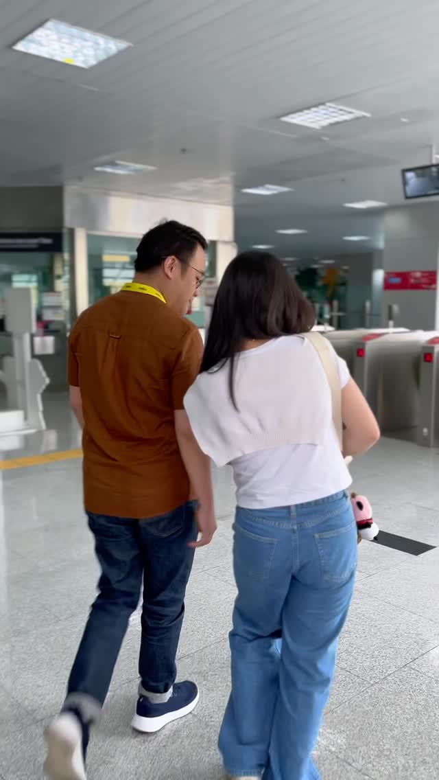 Lagi mau naik LRT Jakarta, lupa bawa kartu malah disuruh tenang Menurut kalian, kenapa kakak di atas malah disuruh te...