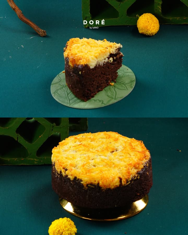 Le Crumble Chocolat Brownie, a classic pairing of chocolate and cheese Rich chocolate brownie with cheese crumbles, br...