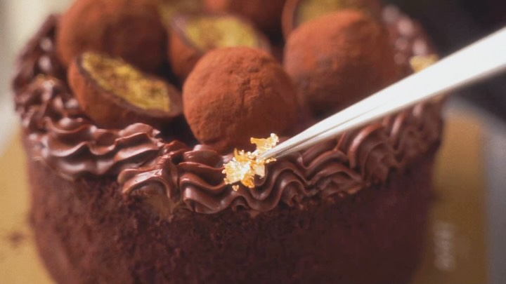 A luxurious harmony of chocolate and pistachio kunafa Gather round and have a luxurious moment with your Loved Ones ...