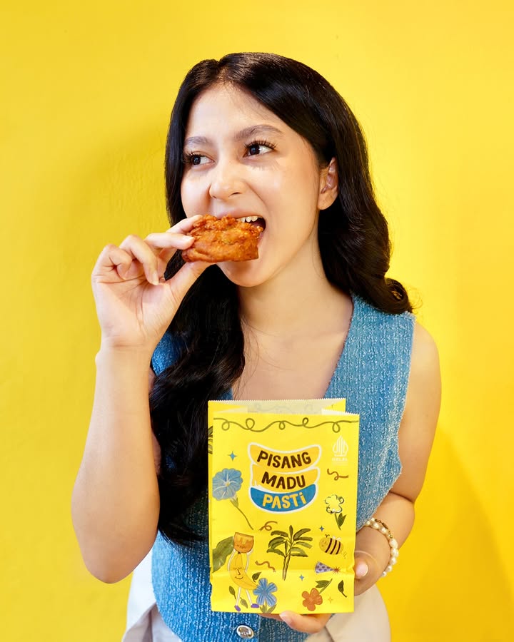 Satu gigitan aja udah cukup bikin jatuh cinta Bentuknya bulat, luarnya crispy, manis madu meresap sampai ke dalam