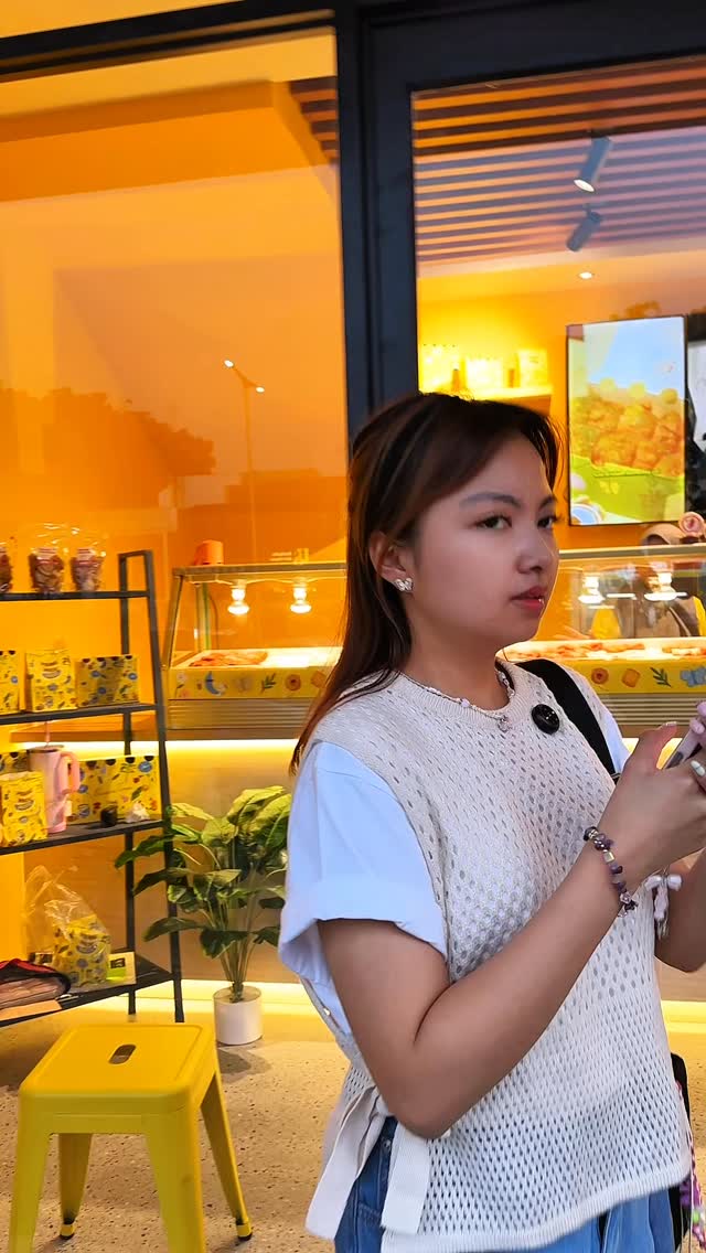  Kakak mau Promo Buy 1 Get 1 Cus datang ke Grand Opening Pisang Madu Pasti Graha Raya Cuma hari ini, manisnya do...